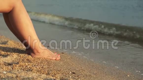 海洋背景下的女性腿视频的预览图