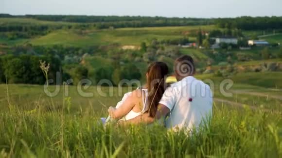 怀孕的夫妇和年幼的女儿有闲暇时间在户外后景视频的预览图