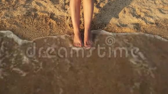 海洋背景下的女性腿视频的预览图