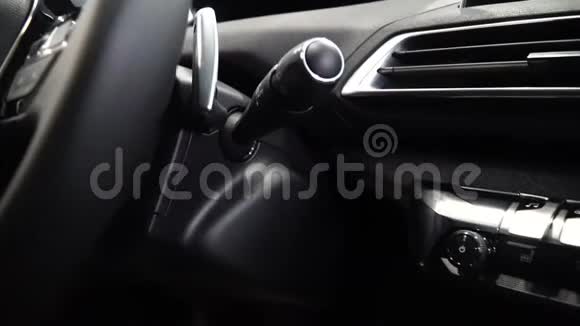 现代汽车黑色内饰在汽车里提供舒适的汽车细节视频的预览图