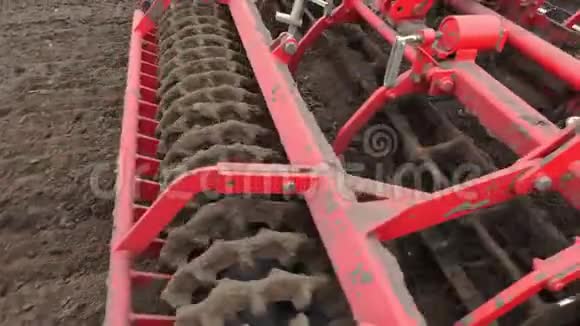 特写拖拉机耕者种挖土拖拉机犁地挖土的自动分蘖视频的预览图