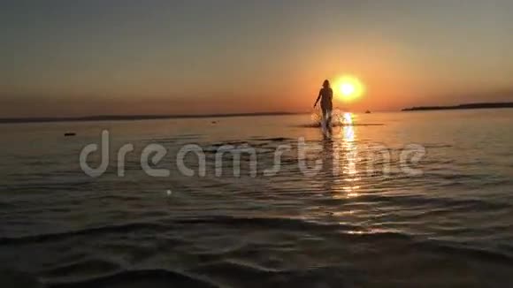 那个女孩日落时在水面上奔跑视频的预览图