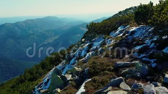 摄像机从喀尔巴阡山脉的峰顶拍摄全景视频的预览图