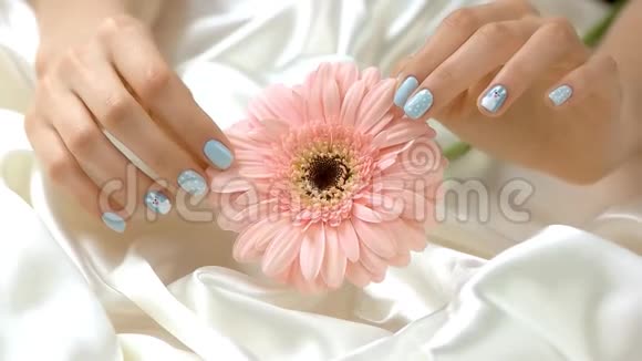花和温柔的手触慢动作视频的预览图