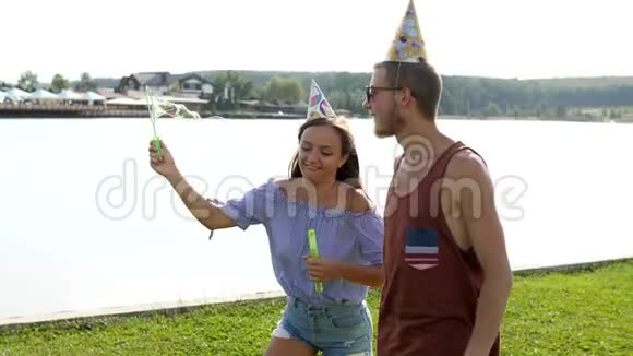 年轻夫妇在湖底吹肥皂泡视频的预览图