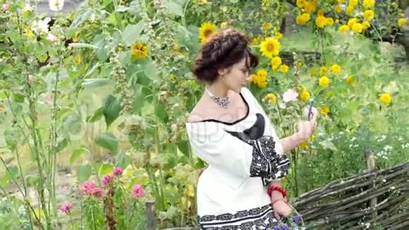 年轻的乌克兰人在大自然上自拍视频的预览图