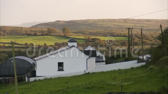 一个孤独的白宫在爱尔兰的田野里视频的预览图