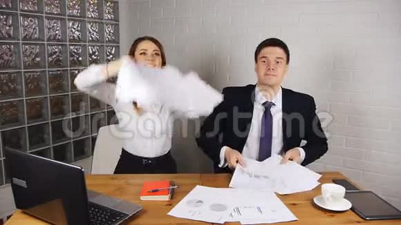 男人和女孩扔纸视频的预览图
