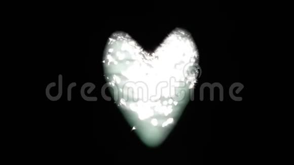 心脏在孤立的黑色上发光视频的预览图