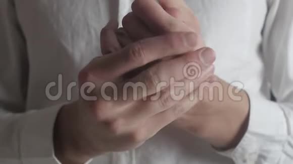 双手紧握着白种人焦虑紧张和不舒服的双手视频的预览图