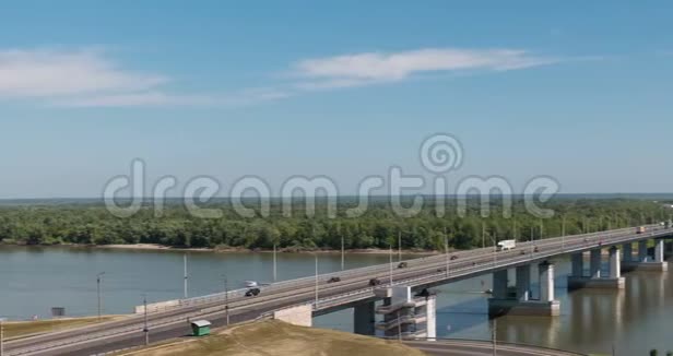 在俄罗斯巴瑙尔入口处有车的时光流逝桥视频的预览图