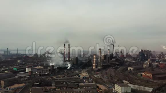 带吸烟管道的航空测量工业工厂视频的预览图