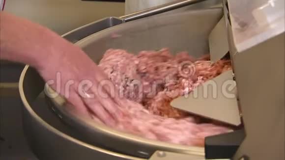 割肉者用机器割肉视频的预览图