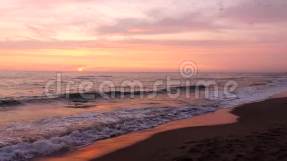 傍晚黑暗的大海在背景完美的彩色日落视频的预览图