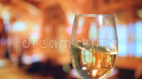 酒在玻璃杯里旋转视频的预览图