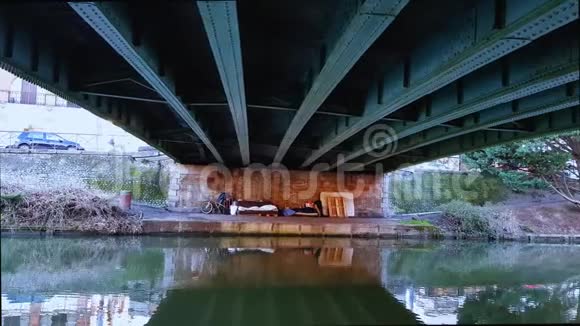 在市中心的一座桥下有一个无家可归的人的睡眠场所视频的预览图