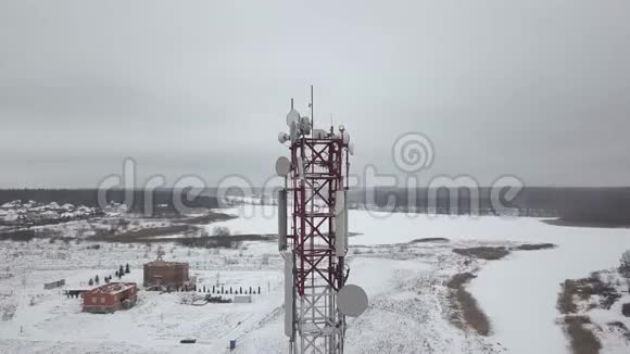 空中观景移动塔带有天线盘用于冬季村庄的移动波无人驾驶视野通讯塔视频的预览图