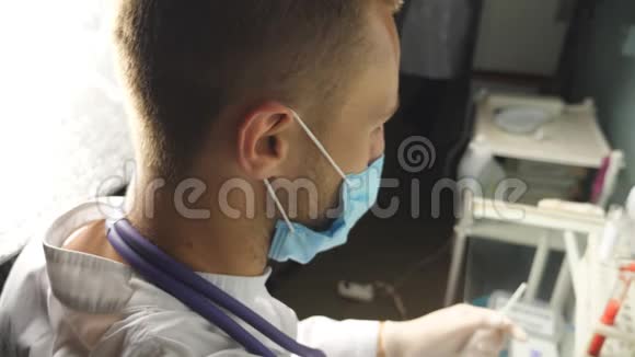 医生戴防护手套持有试管并在医院实验室取样输血青年视频的预览图