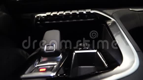 现代汽车黑色内饰在汽车里提供舒适的汽车细节视频的预览图