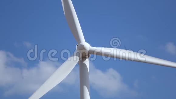 风力涡轮机在天空的背景下旋转叶片关门视频的预览图
