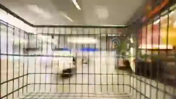 一辆购物车穿过购物中心视频的预览图