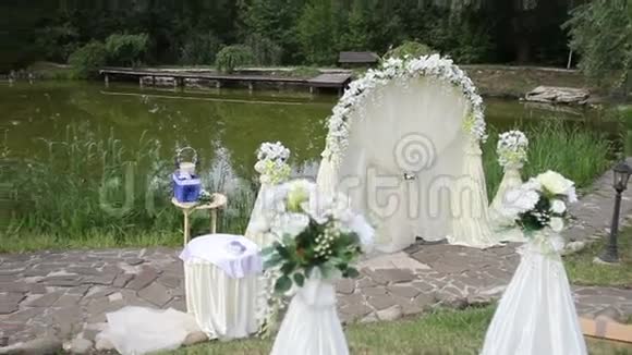 婚礼用的白色拱门视频的预览图