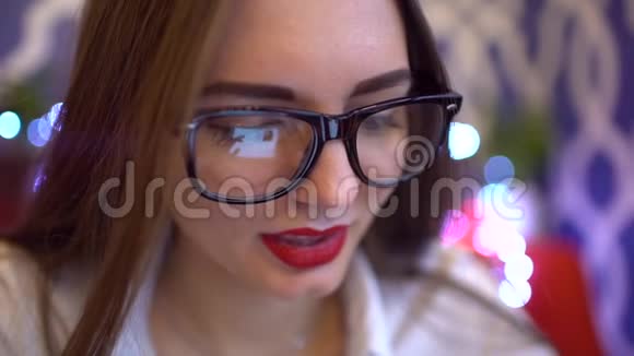 女人看着显示器上网女人坐在餐馆的桌子旁带着一块平板电脑视频的预览图