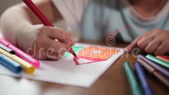 小女孩画房子视频的预览图