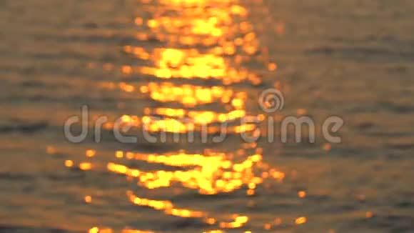 闪闪发光的金色海洋日落时的海面在热带海滩上日出或黄昏太阳反射视频的预览图