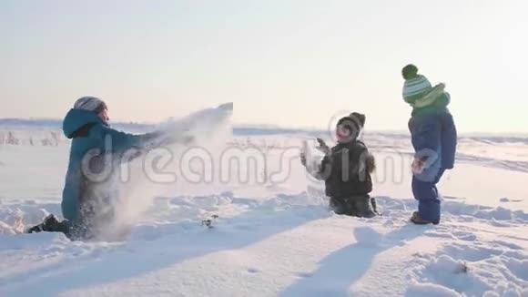 孩子们在冬天的新鲜空气中玩耍扔雪球户外运动视频的预览图