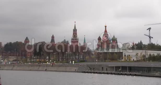 乌云密布的夏日莫斯科河湾克里姆林宫视频的预览图