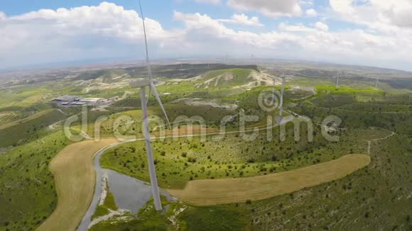 大型风力发电场为现代植物发电绿色景观视频的预览图
