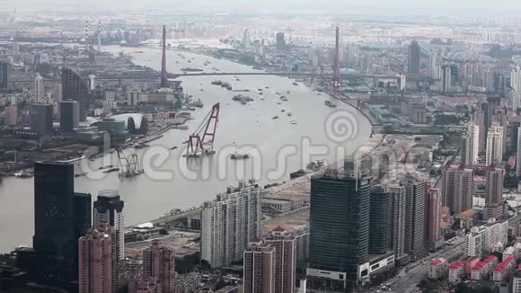多艘驳船沿河航行途经上海中国上海视频的预览图