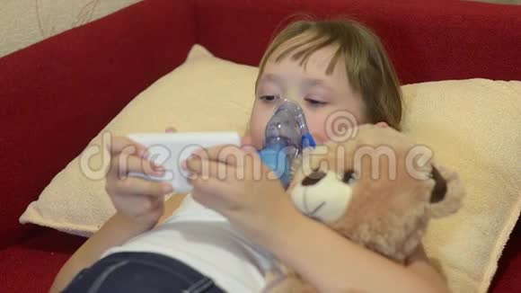 女孩被吸入治疗孩子玩电话拥抱他最喜欢的玩具视频的预览图