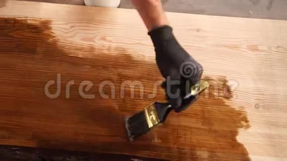在木桌上涂上清漆视频的预览图