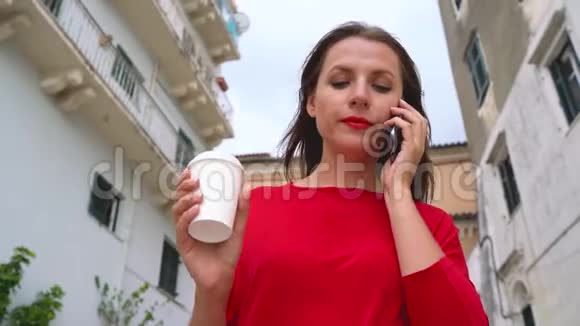 忙碌的女人一边在智能手机上聊天一边在户外下楼视频的预览图