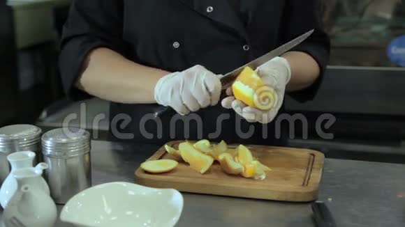 厨师清洗橘子视频的预览图