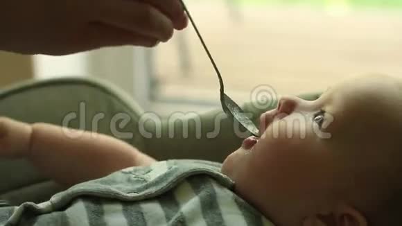 宝宝用勺子吃饭视频的预览图