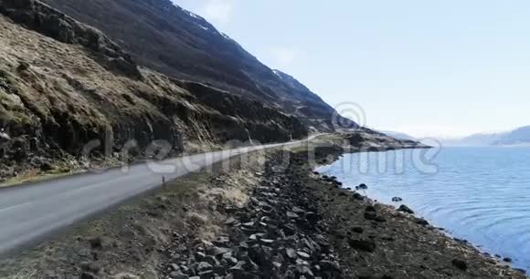 在冰岛沿着峡湾飞翔有春天的瀑布视频的预览图