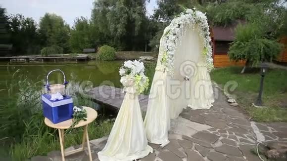 婚礼用的白色拱门视频的预览图
