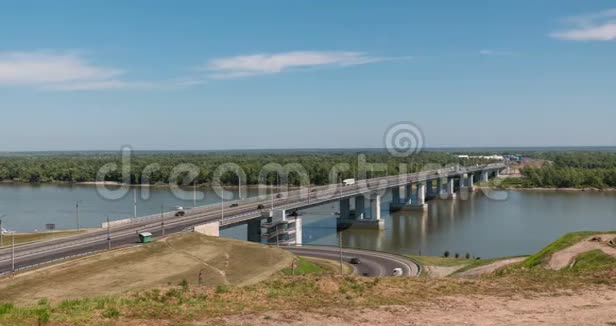 在俄罗斯巴瑙尔入口处有车的时光流逝桥视频的预览图