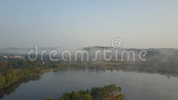 山湖上空晨雾的电影鸟瞰图雾蒙蒙的日出视频的预览图