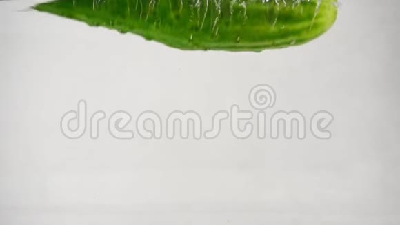 绿色葫芦落入水中溅起水花和气泡慢动作特写视频的预览图