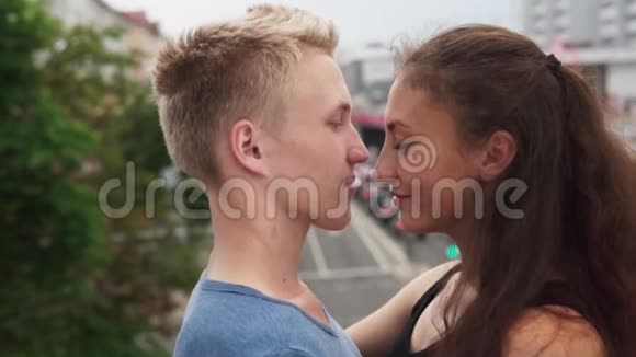 年轻漂亮的情侣在城市大街上微笑视频的预览图