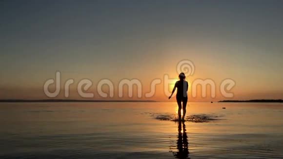 那个女孩日落时在水面上奔跑视频的预览图
