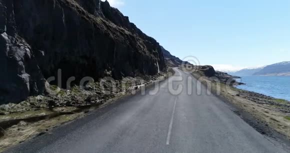 在冰岛沿着峡湾飞翔有春天的瀑布视频的预览图