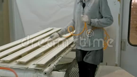 一个女人一个工人画一个木制的空白做一扇门木门的制作过程内部生产视频的预览图