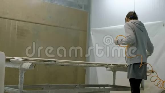 一个女人一个工人画一个木制的空白做一扇门木门的制作过程内部生产视频的预览图