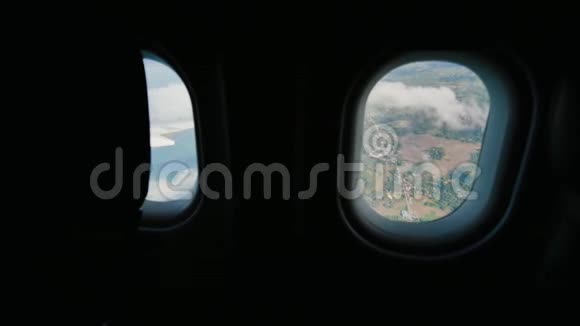 通过飞机窗口观看热带岛屿海洋海洋天空和云空中观海云和天空视频的预览图
