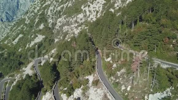 山崖边的蛇形道路俯瞰高山库存鸟瞰图视频的预览图